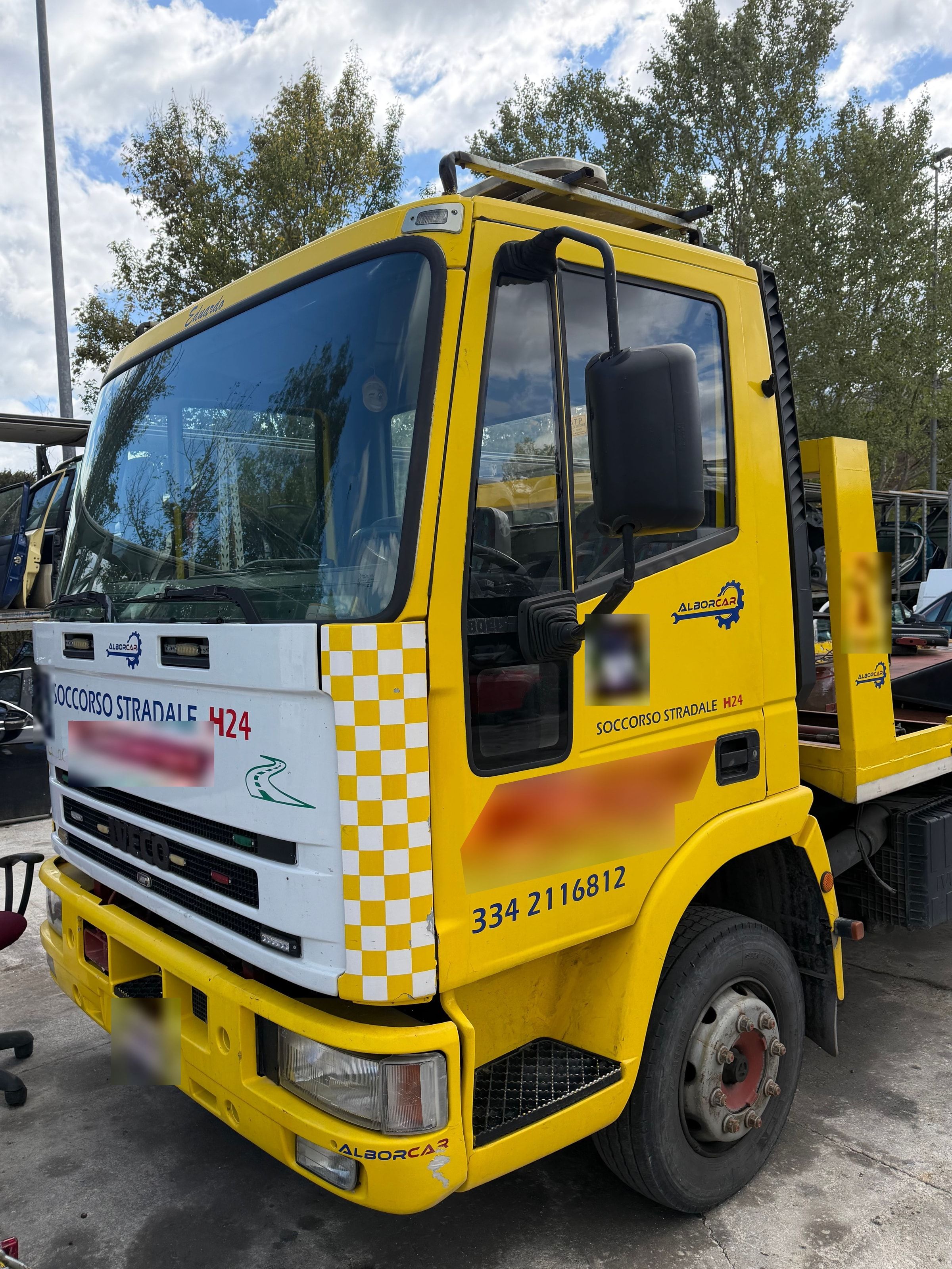 Il carro attrezzi Alborcar: camion giallo con il frontale bianco e la scritta «Soccorso stradale H24», fermo nel piazzale